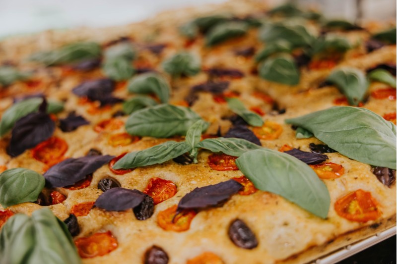Imagen focaccia de tomate y albahaca